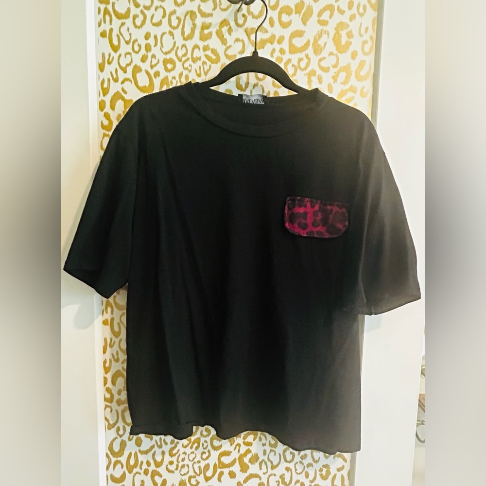 NWT🎁 GIFT IDEA! Black T-Shirt with Burgundy Leopard Print Pocket | Soft Boxy fit